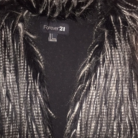 Black faux fur vest!! 🖤 - Picture 2 of 3